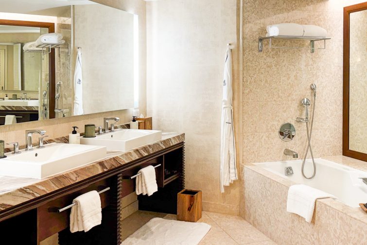 Four Seasons Oahu Guest Room Bathroom